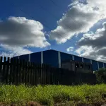 LOTE 002 - Pavilhão industrial na cidade de Alvorada, terreno com a área de 24.284,50m2, constituído dos lotes números 1 ao 8 da Qua-dra A, formada pela Estrada Candido Pinheiro de Barcelos