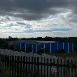 LOTE 002 - Pavilhão industrial na cidade de Alvorada, terreno com a área de 24.284,50m2, constituído dos lotes números 1 ao 8 da Qua-dra A, formada pela Estrada Candido Pinheiro de Barcelos