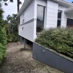 LOTE 010 - Um terreno/lote, com edificação de um prédio residencial, sem numeração, no Complexo Turístico Quinta da Serra, situado na rua dos Buganvilles, na zona urbana do bairro Santa Terezinha, na cidade de Canela/RS