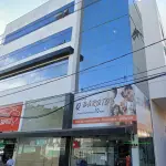 LOTE 028 - Uma sala comercial de numeração 402 e vaga numero 03, do Condomínio Comercial Dubai, na Rua Cinco de Abril nº. 634, situado na área urbana no bairro Rio Branco.
