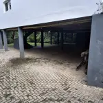 LOTE 010 - Um terreno/lote, com edificação de um prédio residencial, sem numeração, no Complexo Turístico Quinta da Serra, situado na rua dos Buganvilles, na zona urbana do bairro Santa Terezinha, na cidade de Canela/RS