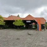 LOTE 010 - Um terreno/lote, com edificação de um prédio residencial, sem numeração, no Complexo Turístico Quinta da Serra, situado na rua dos Buganvilles, na zona urbana do bairro Santa Terezinha, na cidade de Canela/RS