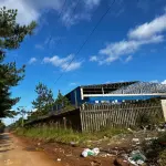 LOTE 002 - Pavilhão industrial na cidade de Alvorada, terreno com a área de 24.284,50m2, constituído dos lotes números 1 ao 8 da Qua-dra A, formada pela Estrada Candido Pinheiro de Barcelos