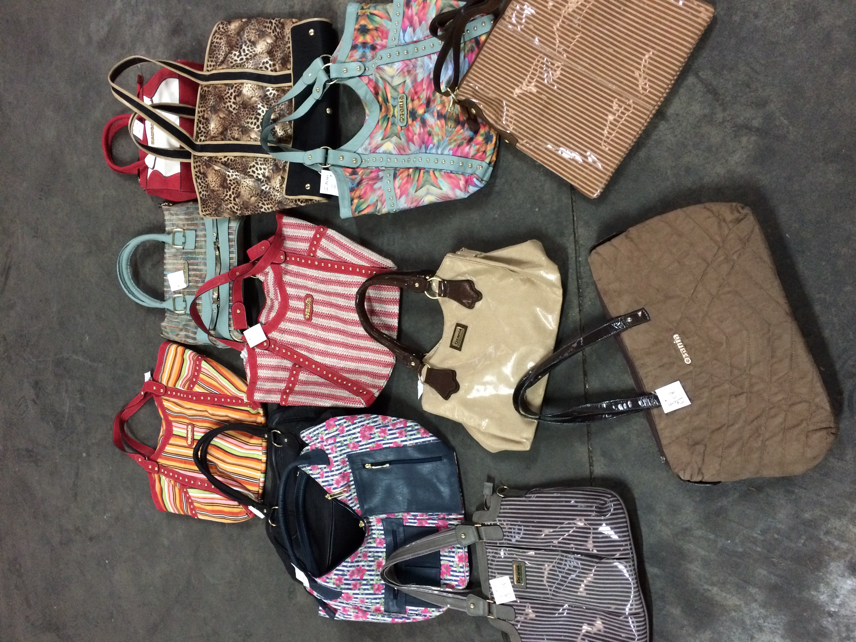 LEILÃO DE SAPATOS E BOLSAS FEMININOS