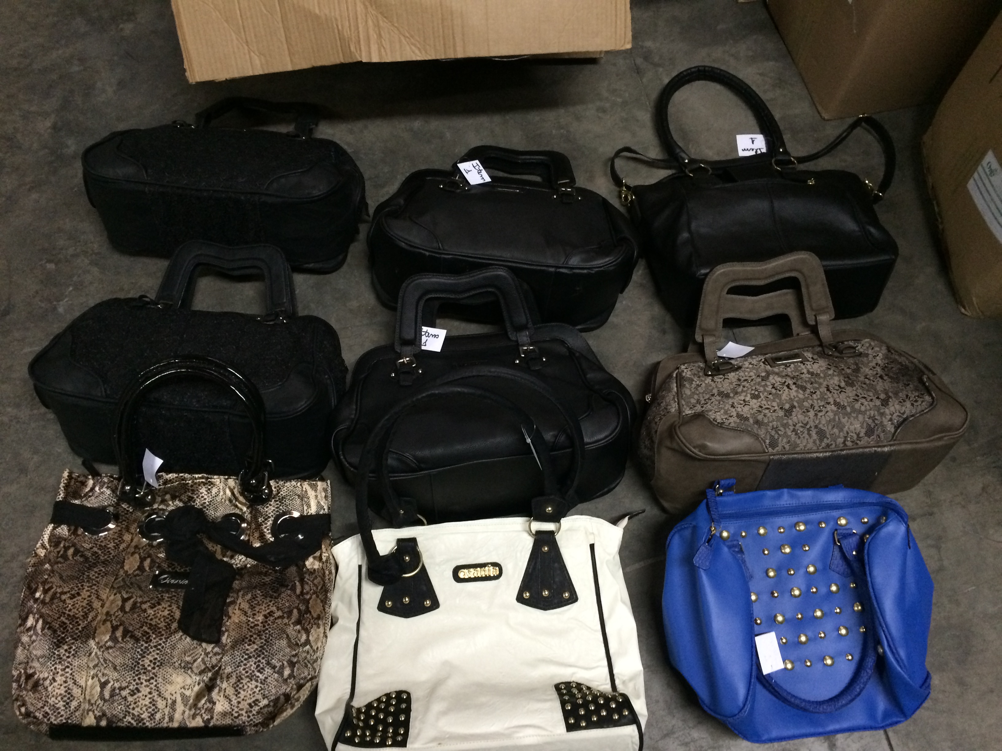 LEILÃO DE SAPATOS E BOLSAS FEMININOS
