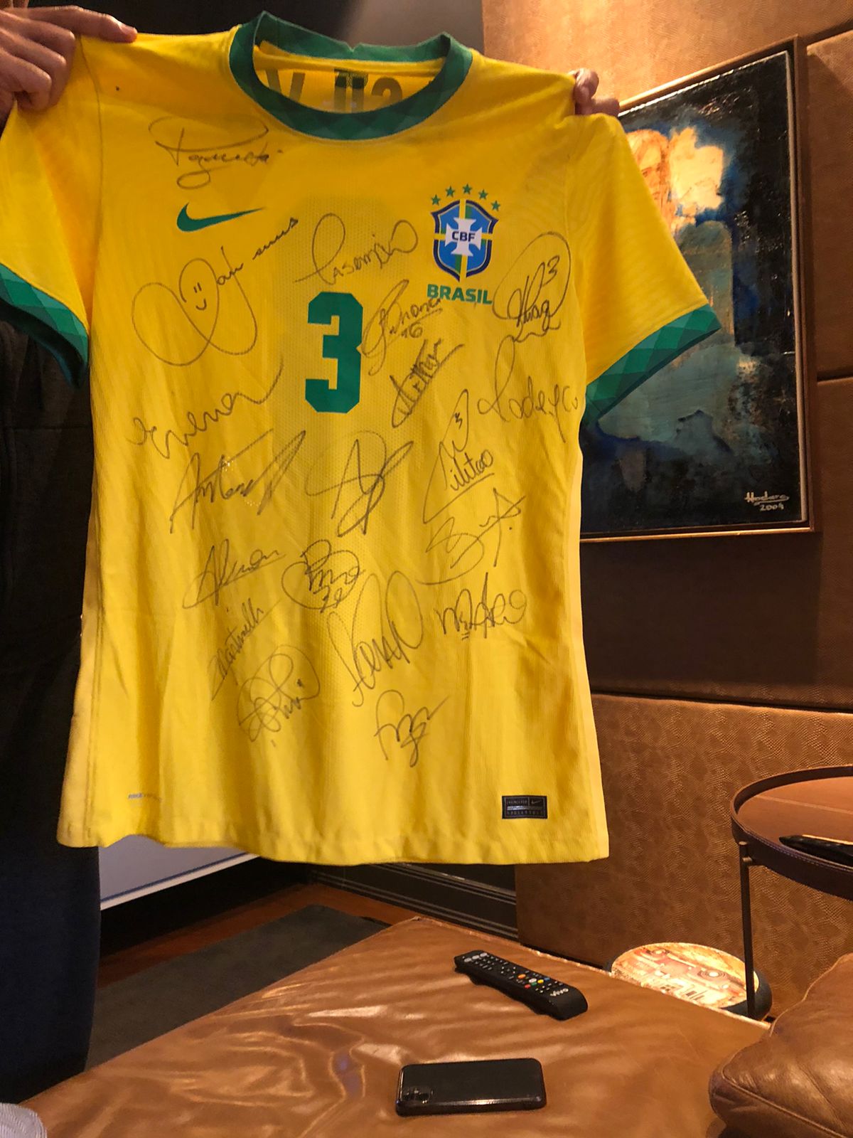 LEILÃO CAMISA DO BRASIL AUTOGRAFADA TIAGO SILVA E TODOS JOGADORES - 100% BENEFICENTE PARA  ENTIDADE AMAMOS FOCINHOS QUE ABRIGA 112 CÃES