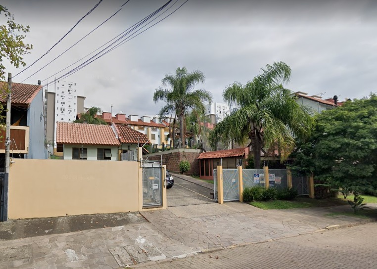 LEILÃO DE CASA EM CONDOMÍNIO NO JARDIM ITU, POA