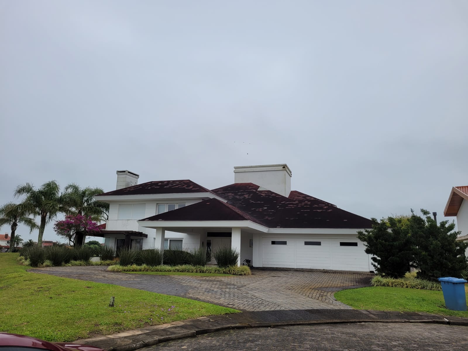LEILÃO MANSÃO E TERRENO EM CONDOMÍNIO FECHADO EM XANGRI-LÁ