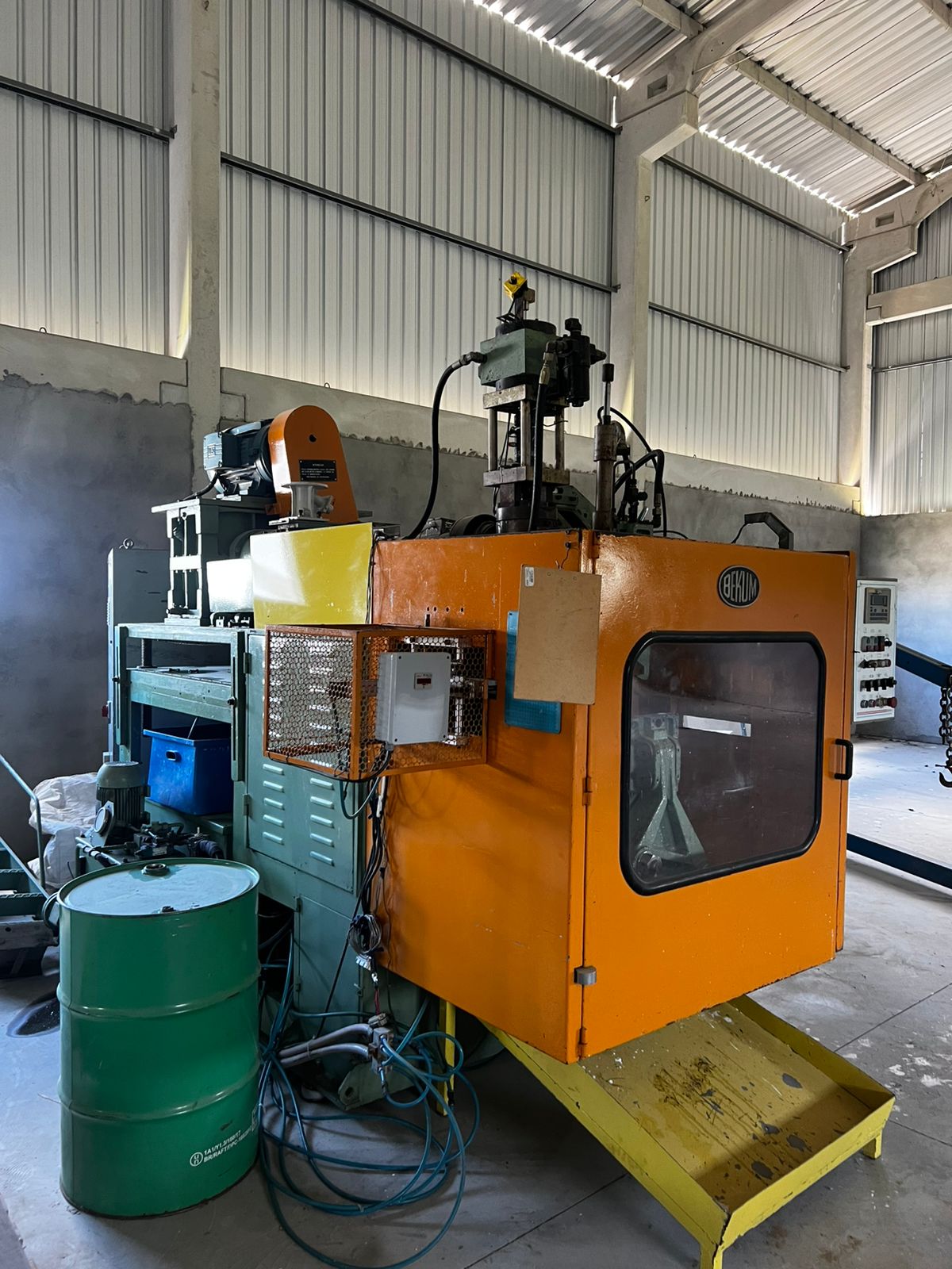 LEILÃO DE SOPRADORA BEKUM, MÃO FRANCESA C/ TALHA ELÉTRICA, UNIDADE DE RESFRIAMENTO, MOTOR P/ REFRIGERAÇÃO, GIRAFA HIDRÁULICA E MÓVEIS DIVERSOS