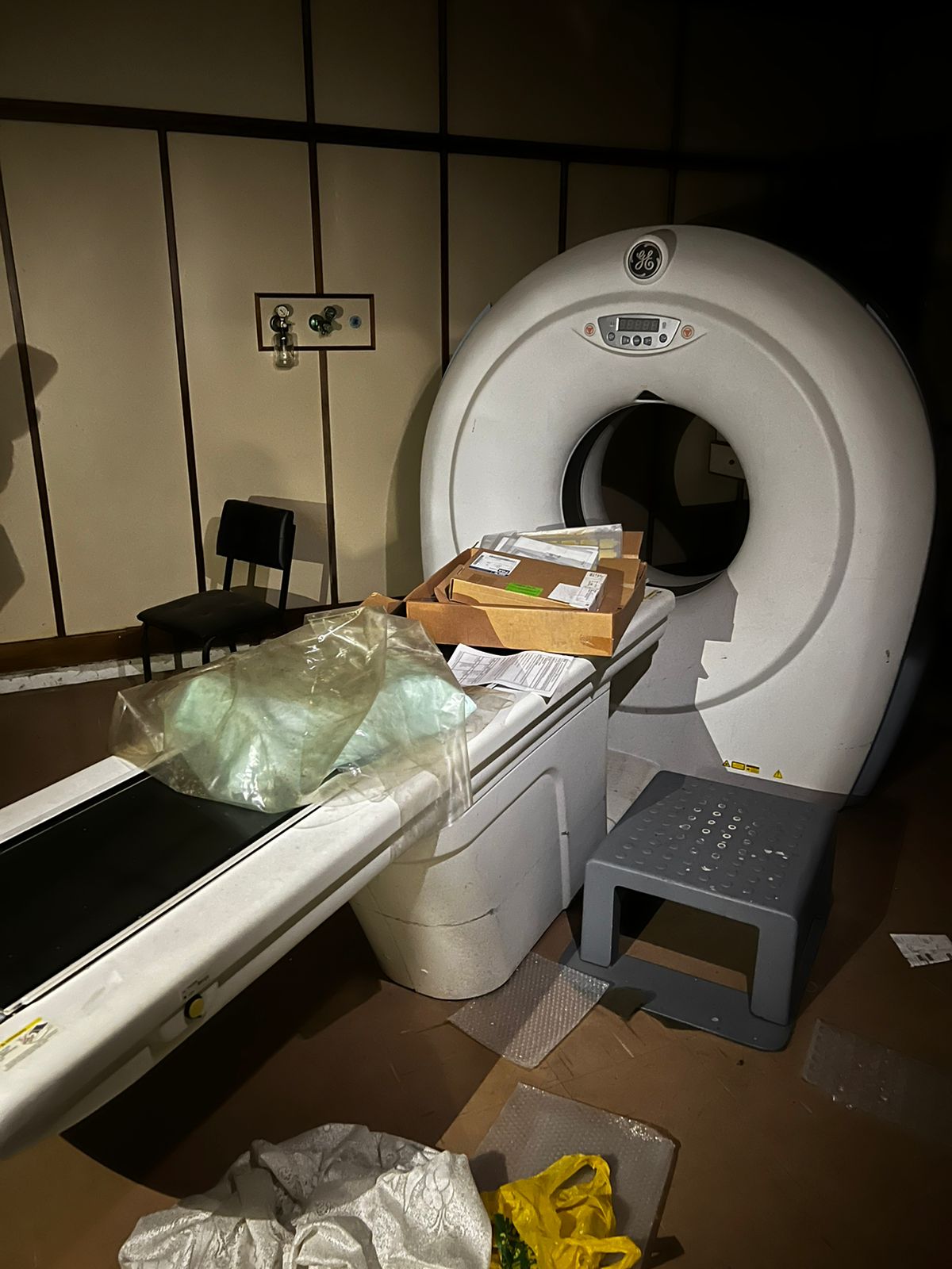 LEILÃO DE MÓVEIS HOSPITALARES: CAMAS, COLCHÕES, MACAS, MÓDULO FASE, AP. ANESTESIA, AP. RAIO X, AUTOCLAVE, FOCO CIRÚRGICO, ETC