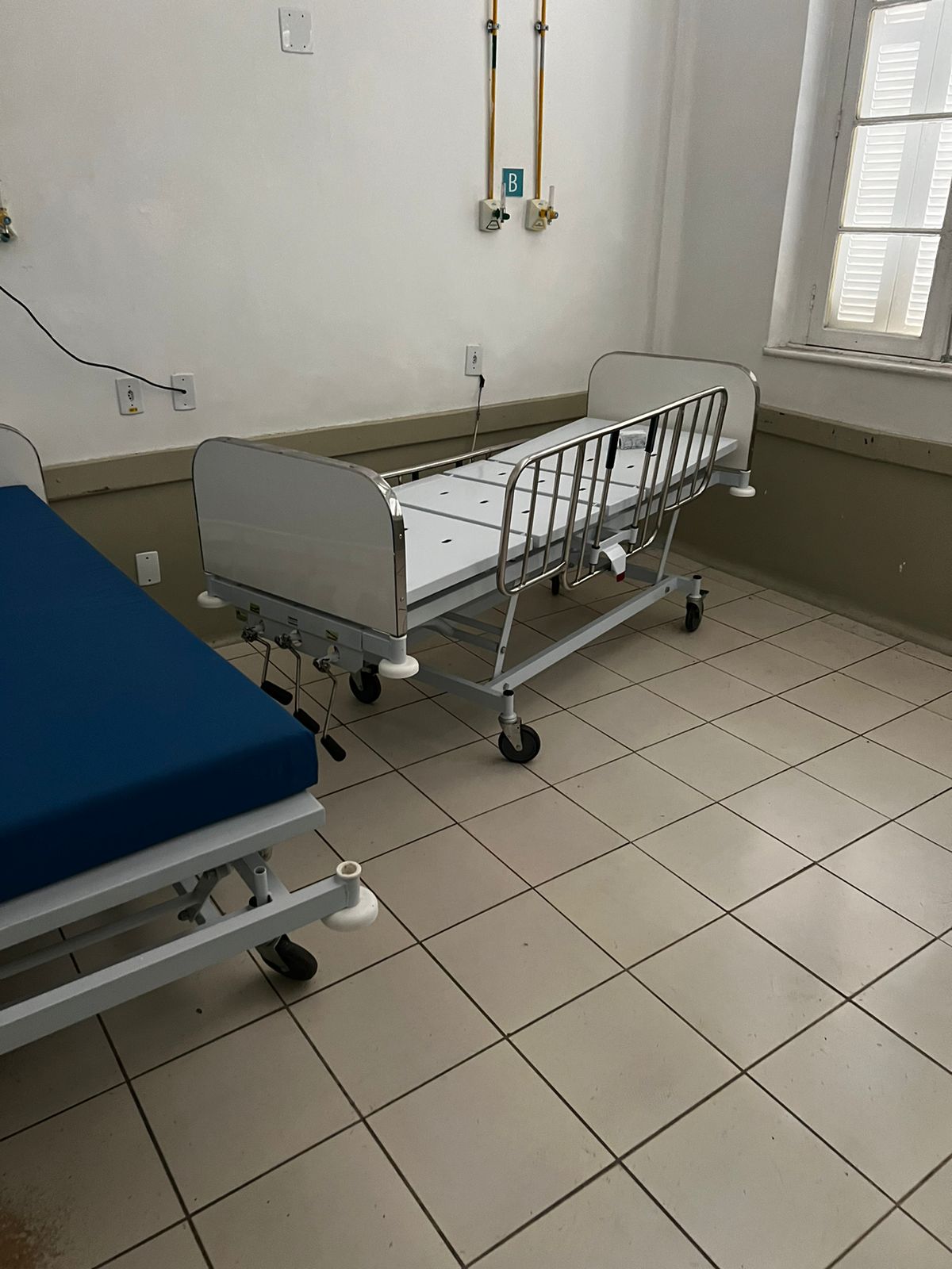 LEILÃO DE IMÓVEIS NO B. CIDADE BAIXA MÓVEIS HOSPITALARES: CAMAS, COLCHÕES, ETC