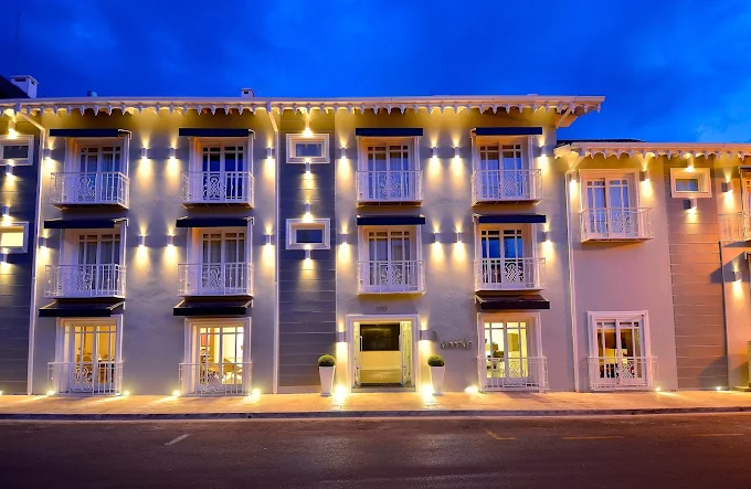 HOTEL DE LUXO EM ESQUINA NO CENTRO DE GRAMADO COM LOJAS NA BORGES DE MEDEIROS