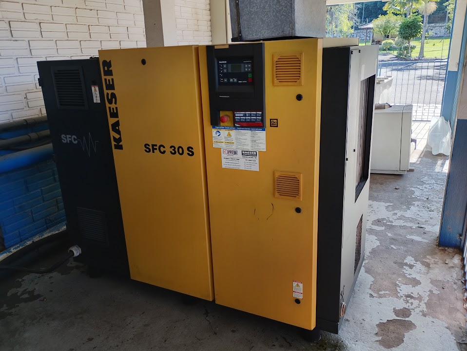 Foto de 01 COMPRESSOR DE AR PARAFUSO KAESER, MODELO SFC 30 S, 40 HP, ANO 2007 (380V...