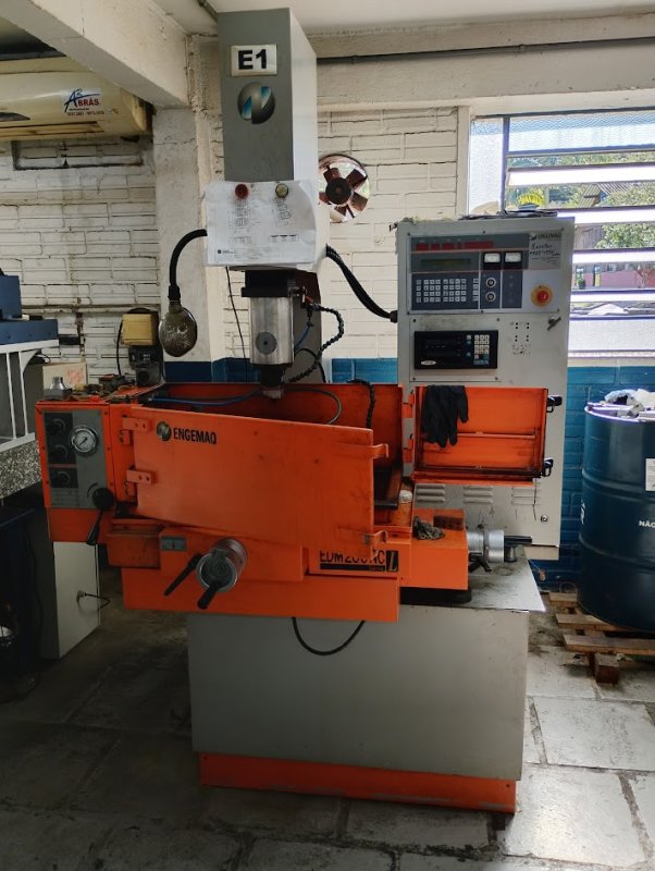 Foto de 01 MÁQUINA DE ELETROEROSÃO POR PENETRAÇÃO CNC, MARCA ENGEMAQ, MODELO EDM 20...