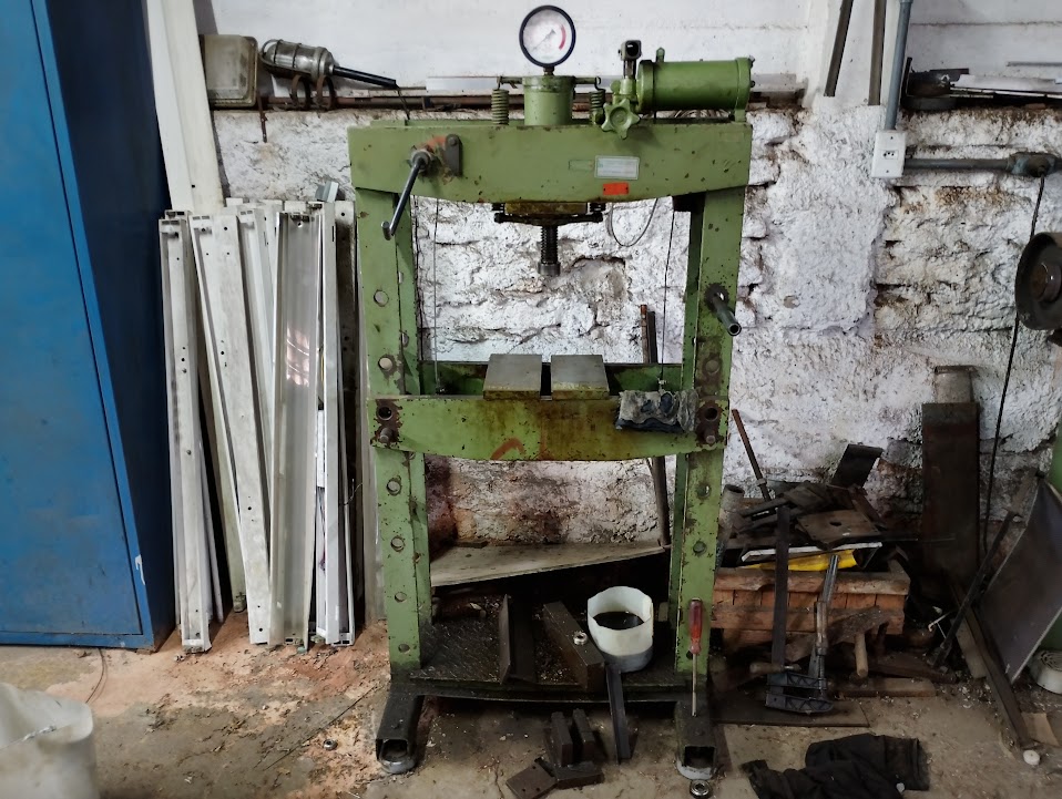 Foto de 01 TORNO MECÂNICO DE BANCADA, MARCA NARDINI, MODELO MASCOTE.