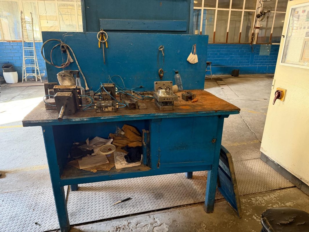 Foto de 01 BANCADA DE TRABALHO INDUSTRIAL EM MADEIRA E ESTRUTURA METÁLICA AZUL COM ...