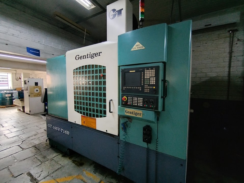 Foto de 01 CENTRO DE USINAGEM VERTICAL CNC, MARCA GENTIGER, MODELO GT-105V-T16B, EQ...