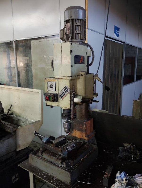 Foto de 01 MÁQUINA FURADEIRA FRESADORA DE BANCADA (ENGRENADA), MARCA ATLASMAQ, MODE...