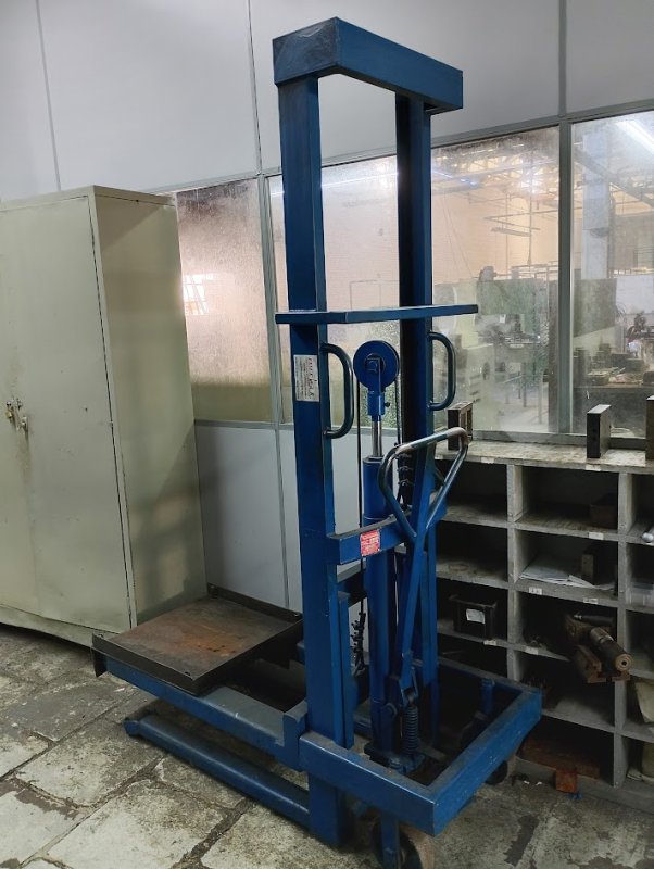 Foto de 01 EMPILHADEIRA MANUAL HIDRÁULICA COM PLATAFORMA DE ELEVAÇÃO, MARCA RODO PA...