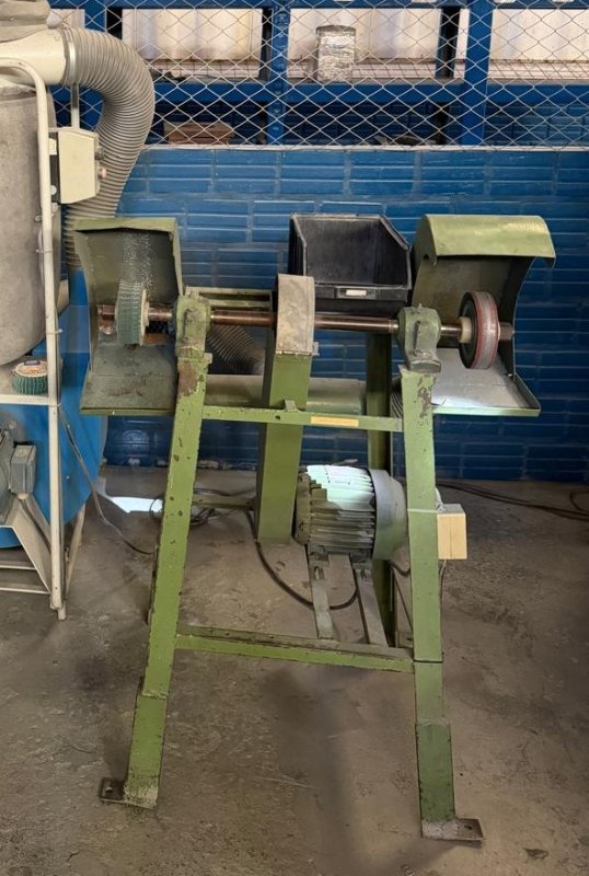 Foto de POLITRIZ / ESMERILADORA INDUSTRIAL DE PEDESTAL COM MOTOR INFERIOR