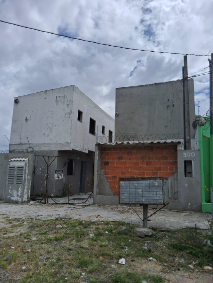 Venda de  um terreno com um prédio de alvenaria construído sobre ele, contendo 16 unidades habitacionais