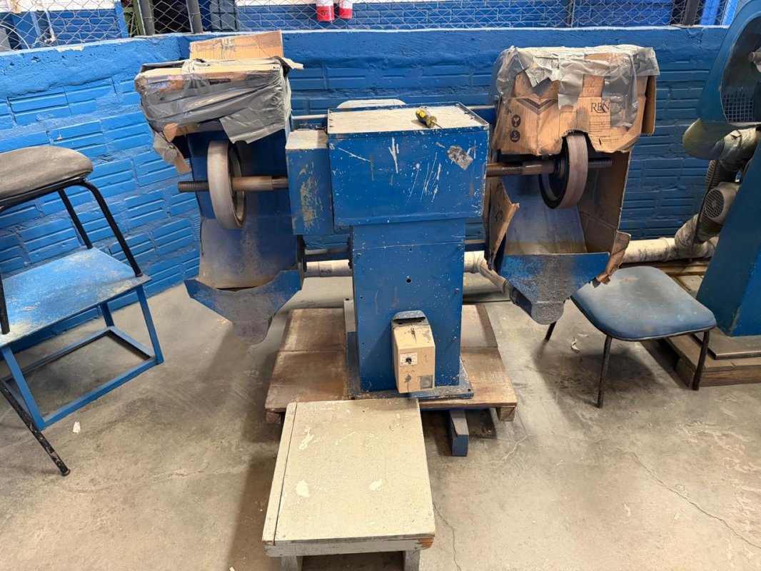 Foto de ITEM: POLITRIZ / ESMERILHADEIRA INDUSTRIAL DE PEDESTAL COM EIXO DUPLO.