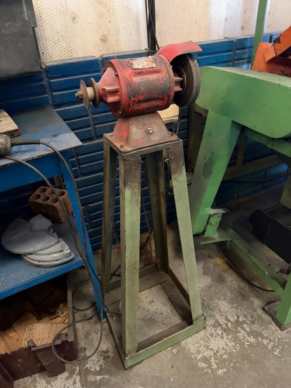 Foto de MOTOESMERIL INDUSTRIAL DE PEDESTAL.