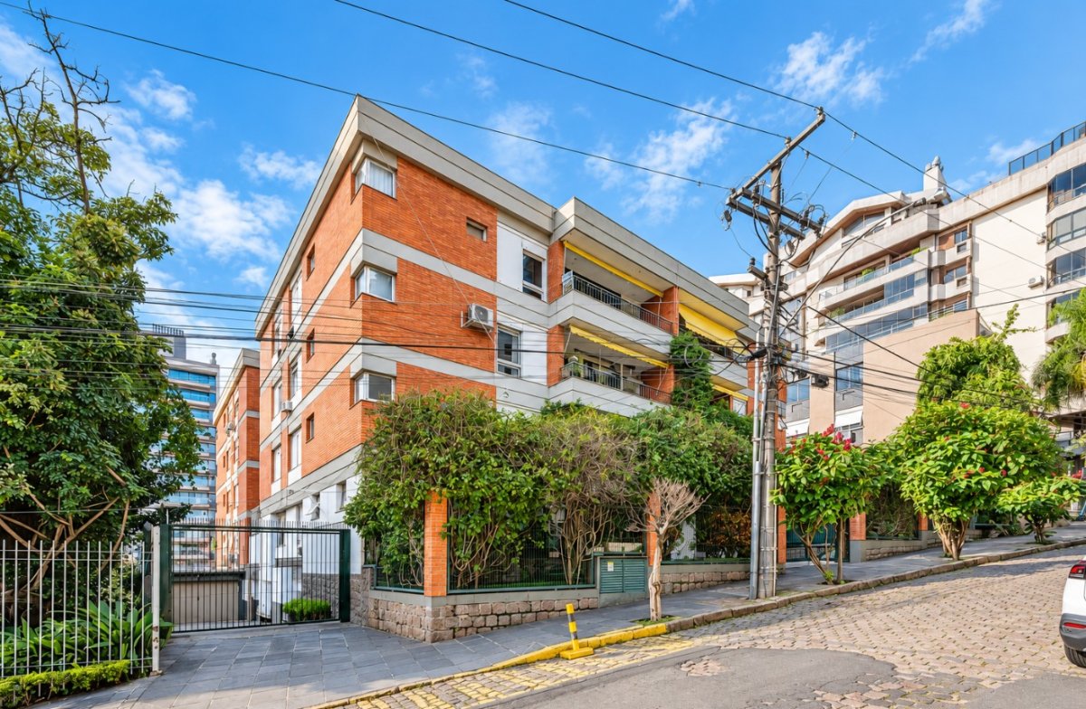 O box nº 06 do Edifício Cristina, na Rua Coronel Aurélio Bitencourt, 110, Rio Branco - Porto Alegre. Imóvel : 1/15 avos…